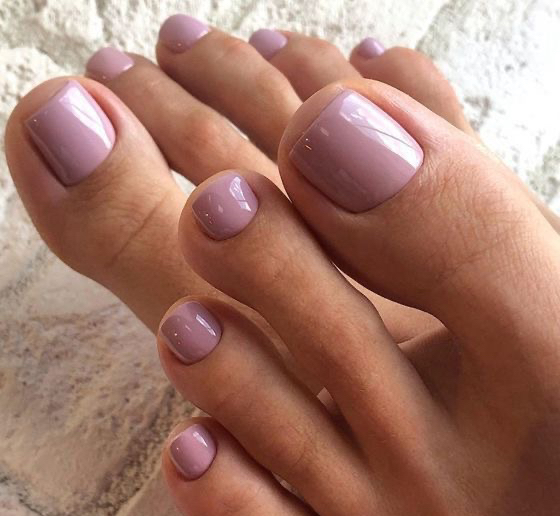 Pose de vernis semi-permanent en French (les pieds)