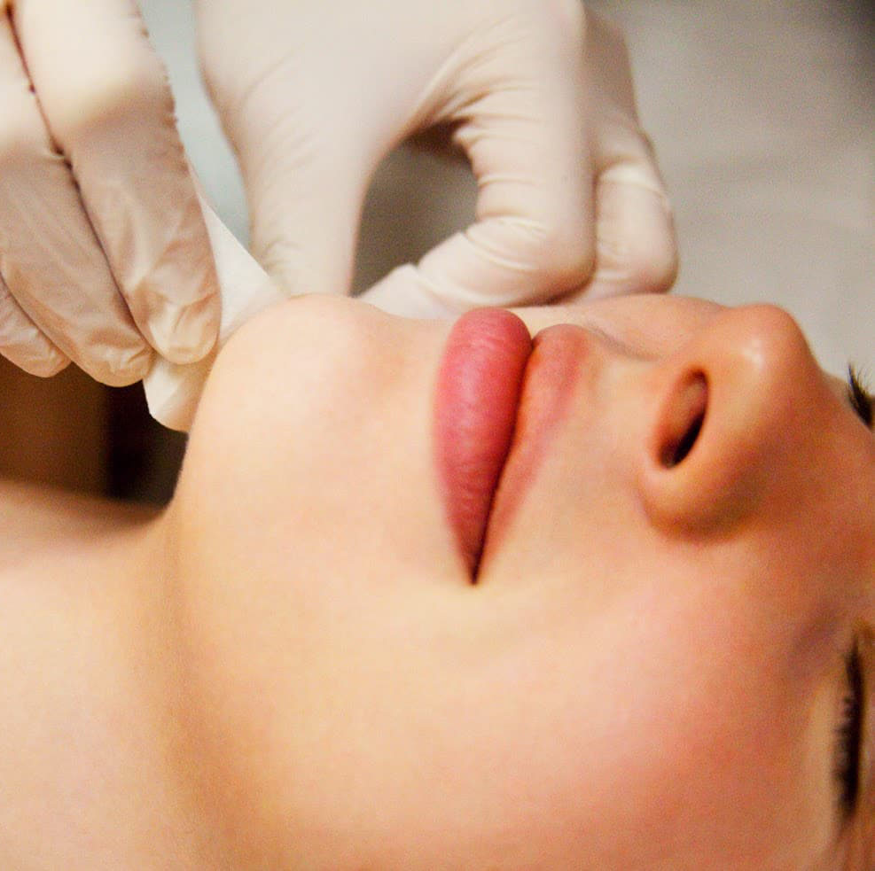 Удаление нежелательных волос на лице ( усики, подбородок, нос, бакенбарды)  Стоимость за одну зону