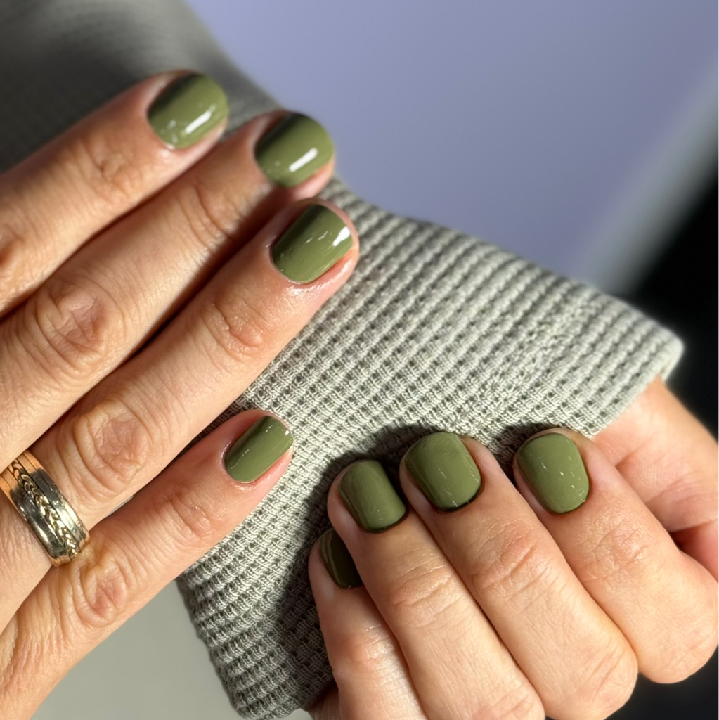 Покрытие лаком руки