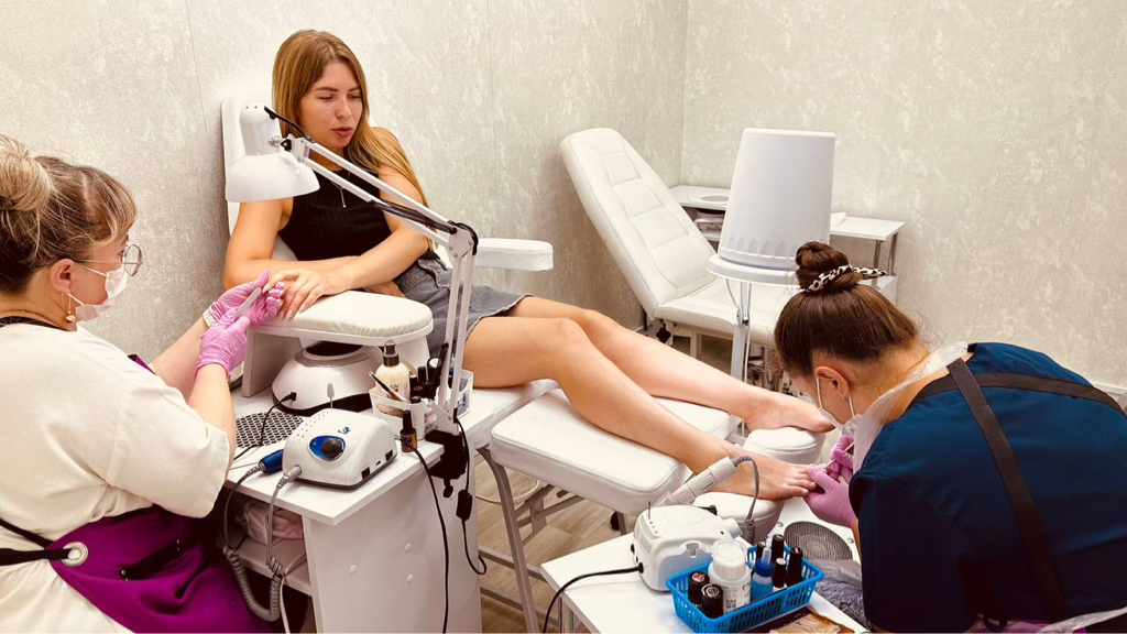 Маникюр/ педикюр в 4 руки (выбрать 2-х мастеров)