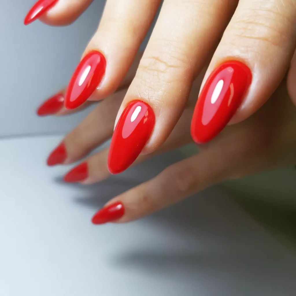 Маникюр с покрытием: снятие материала, маникюр, укрепление гелем, покрытием гель-лаком, лёгкий дизайн.