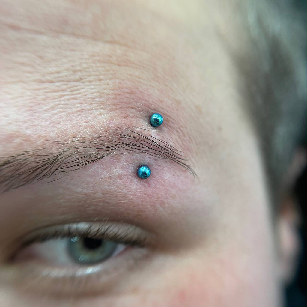 Бровь + украшение