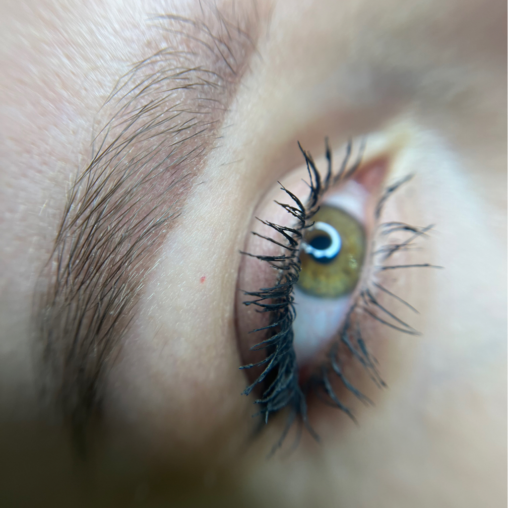 Коррекция и окрашивание бровей