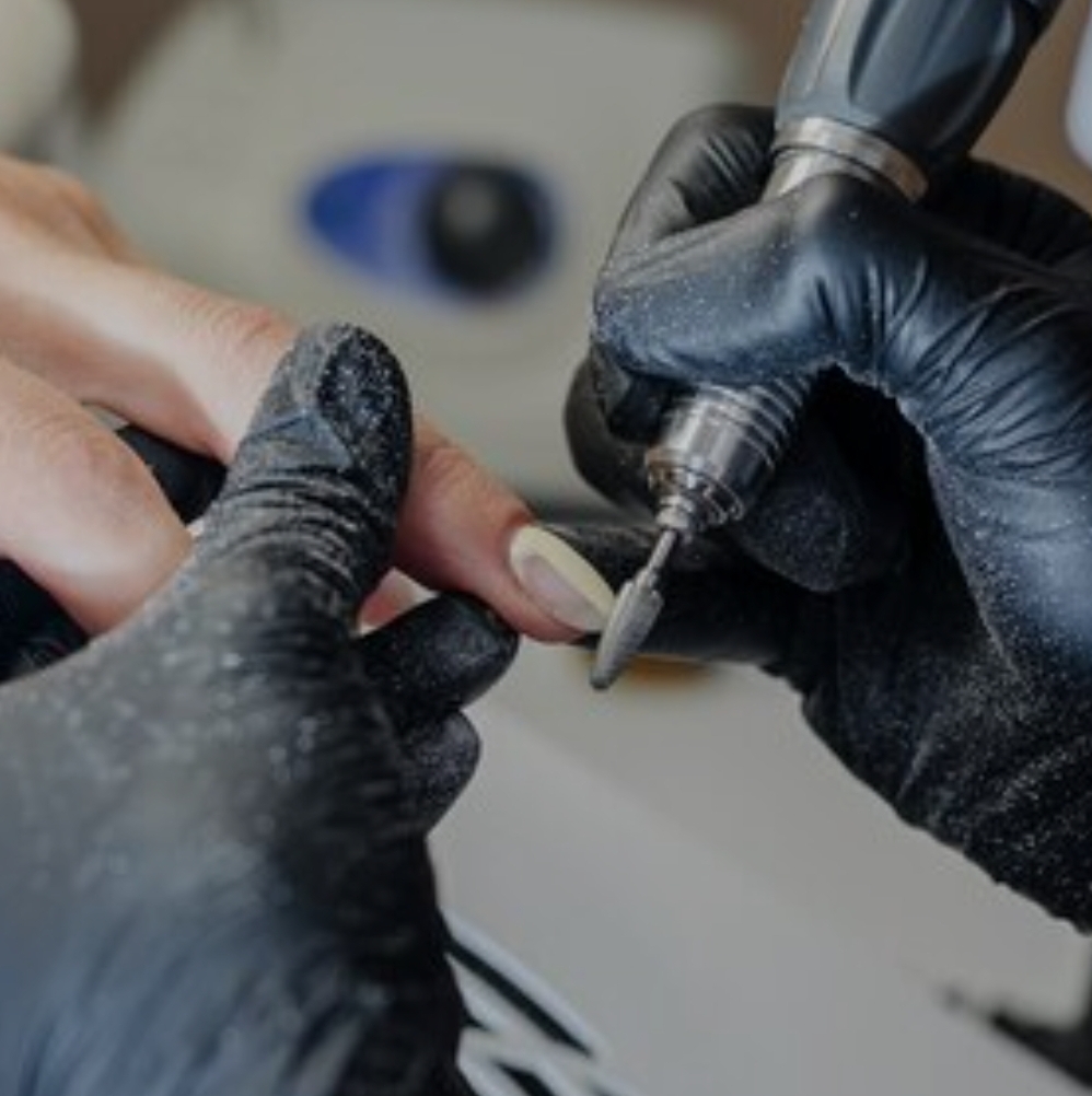 Снятия нарощенных ногтей с маникюром