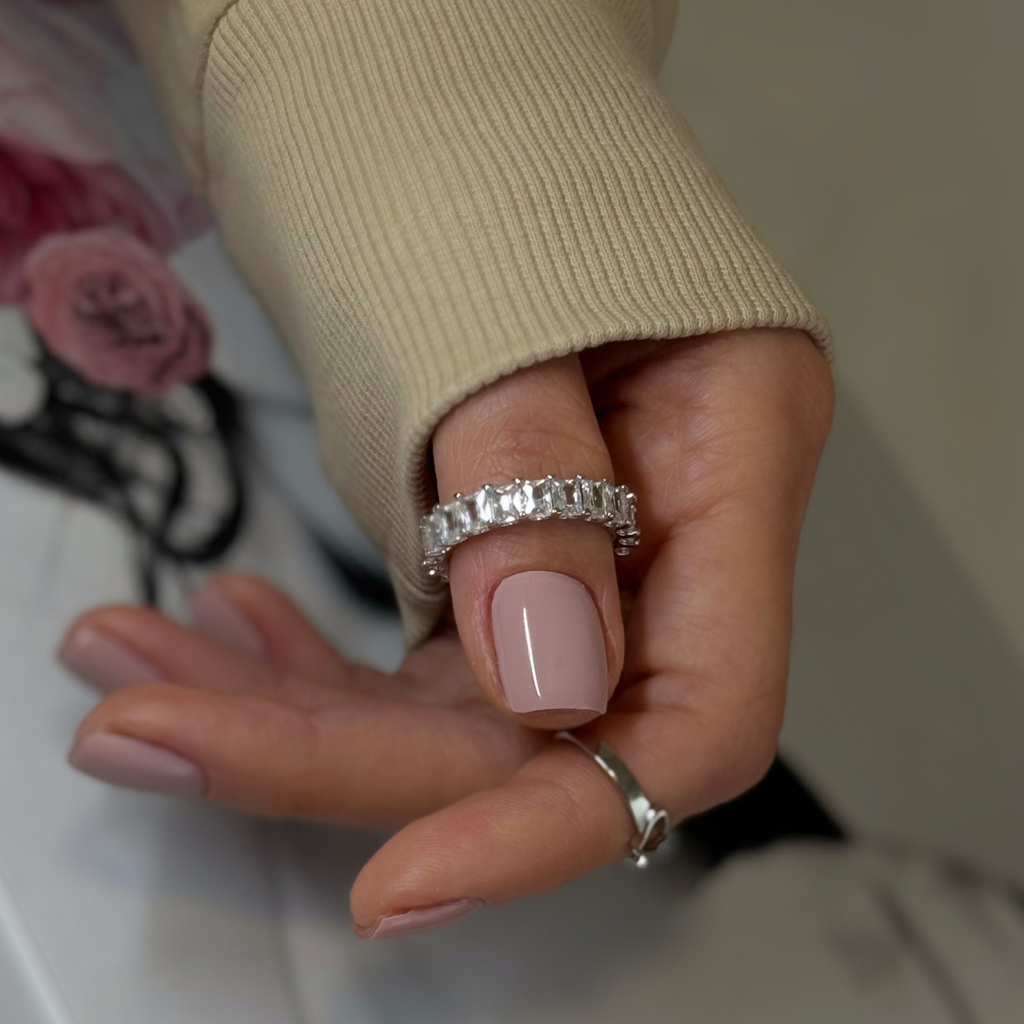 Manicura y  esmaltado semipermanente. 
Маникюр и покрытие гель-лака.