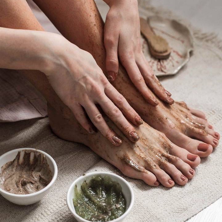 Скрабирование кожи ног