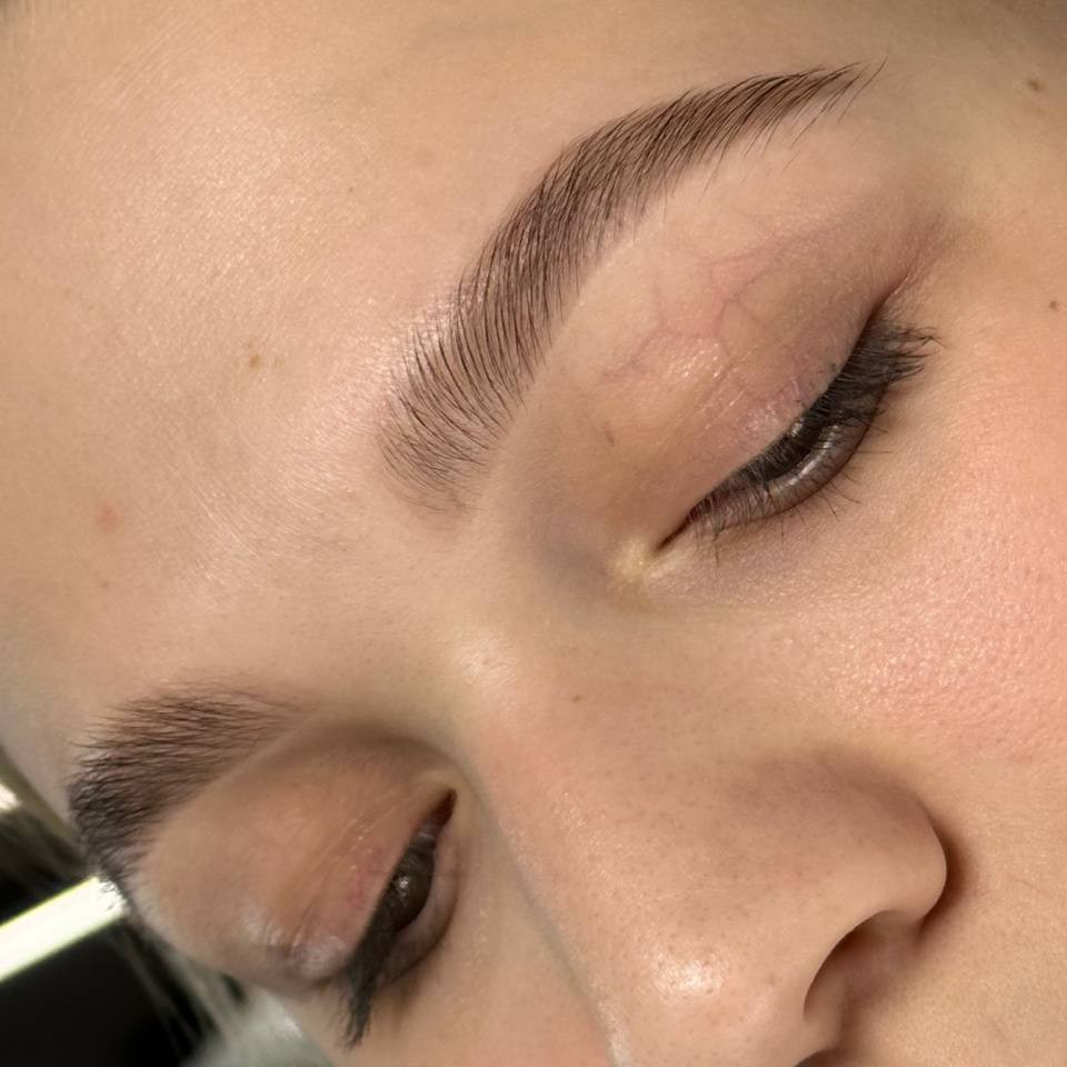 Коррекция бровей