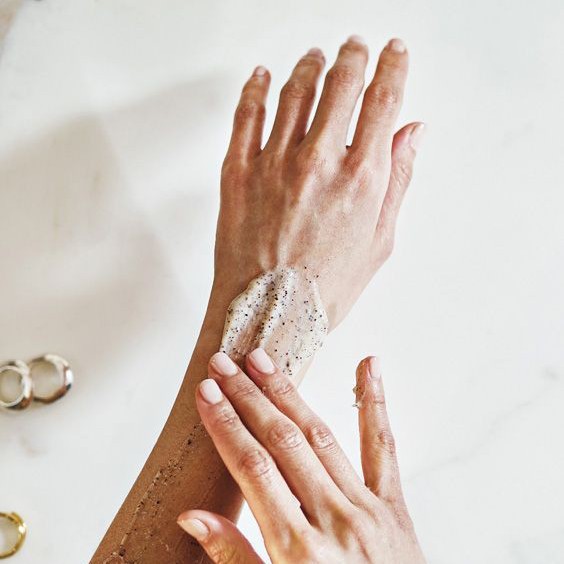 Скрабирование кожи рук