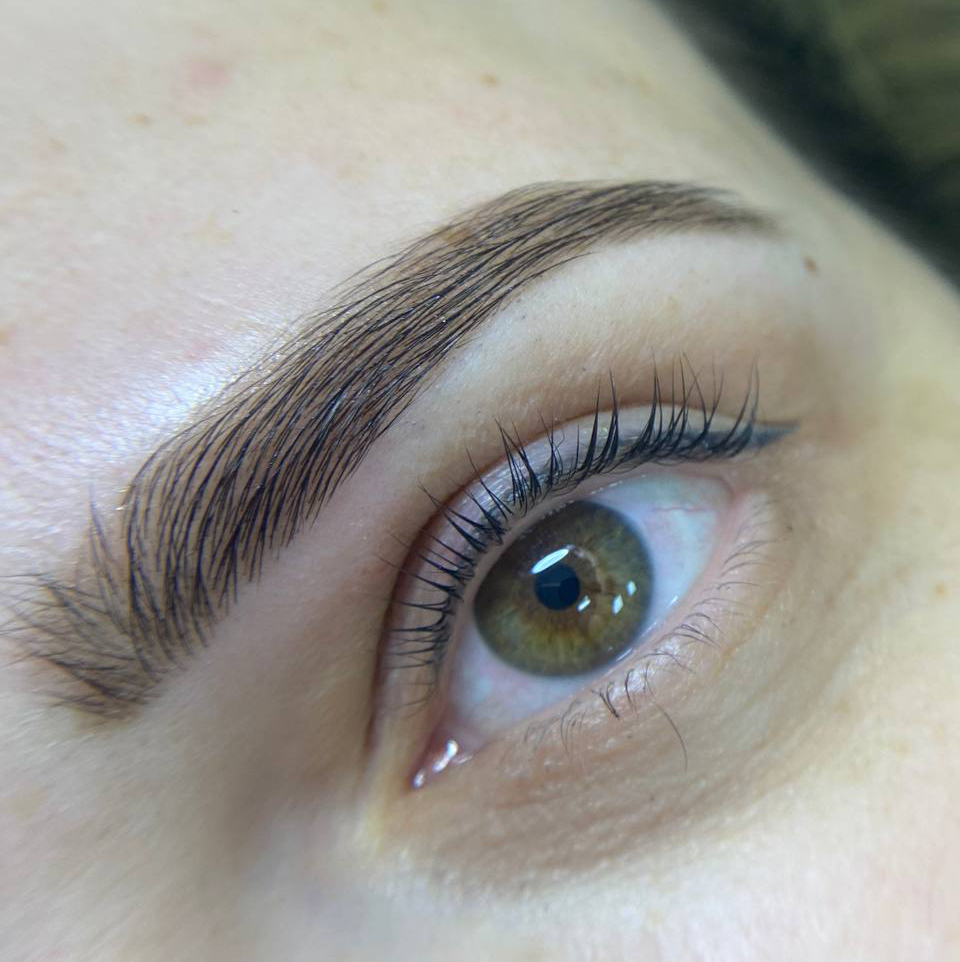 Комплекс Ламинирование верхних ресниц + оформление бровей