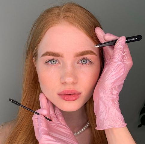 Коррекция бровей воском/пинцетом