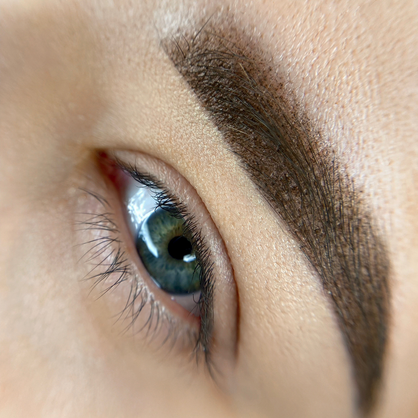 Коррекция перманентного макияжа бровей через 1 месяц (не позднее 2-х месяцев) после первичной процедуры.