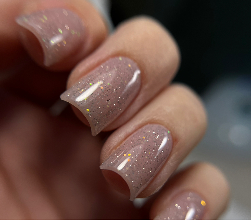 Маникюр с однотонным покрытием + укрепление