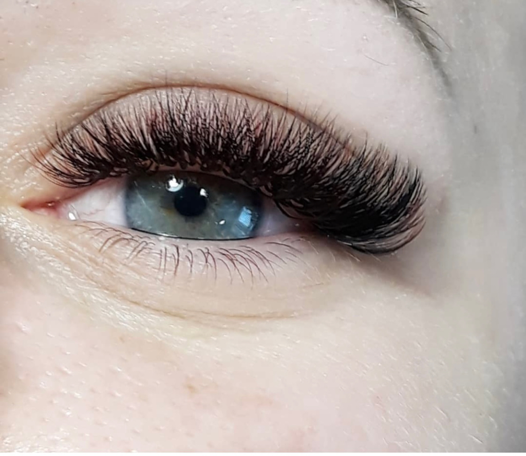 • Wimpernverlängerungen 5-7D.
- Наращивание ресниц 5-7D.