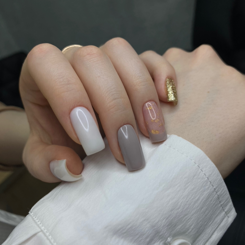 Маникюр с покрытием однотон,легкий дизайн