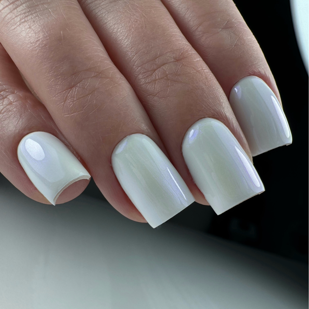 Маникюр с покрытием (поднятие клюющих, восстановление архитектуры)