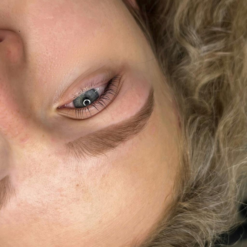 окрашивание  и коррекция бровей