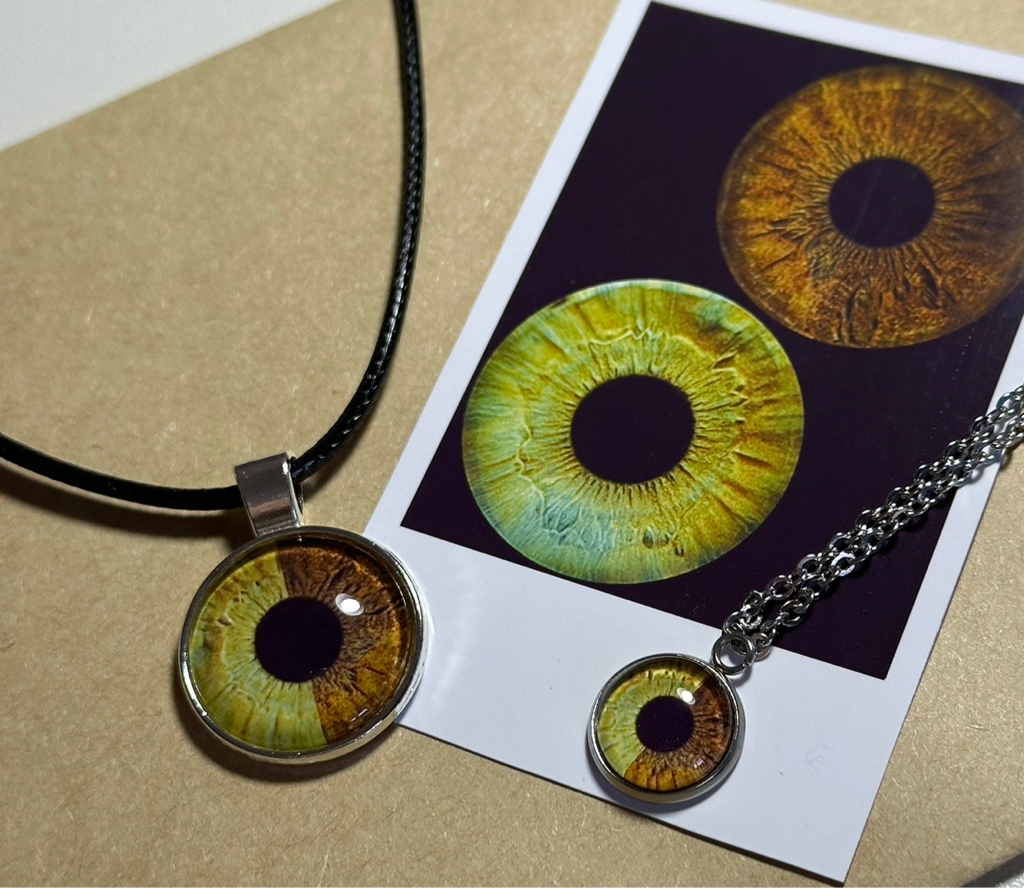 Кулон с радужкой