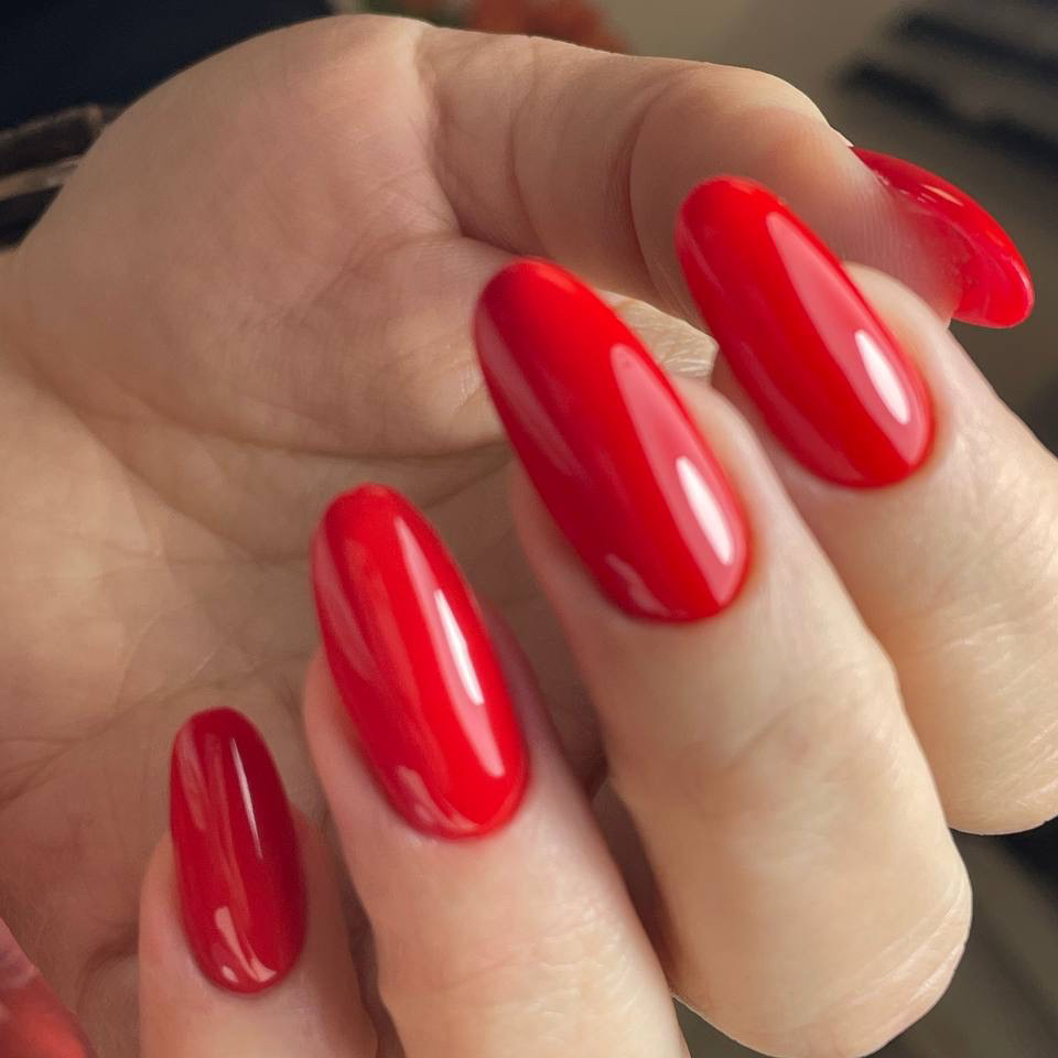 Маникюр + однотонное покрытие.