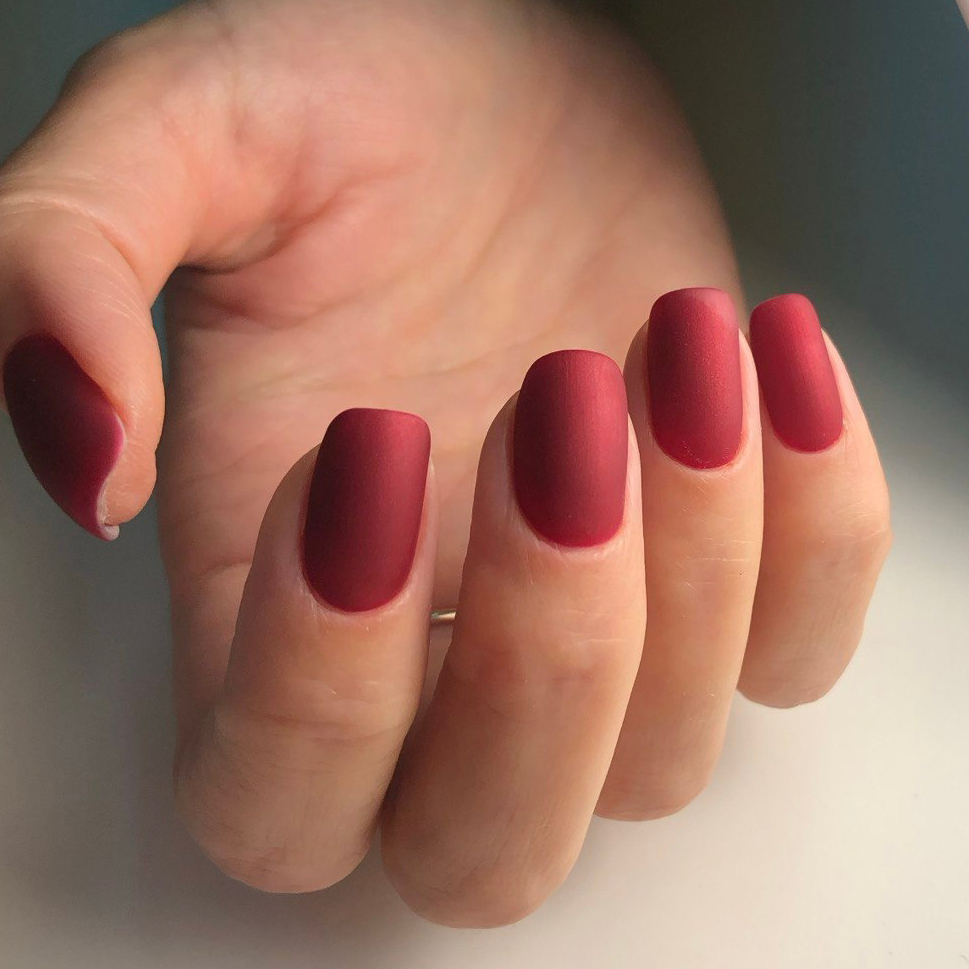 Комбинированный маникюр с выравниваем ногтевой пластины и однотонным покрытием гель-лаком