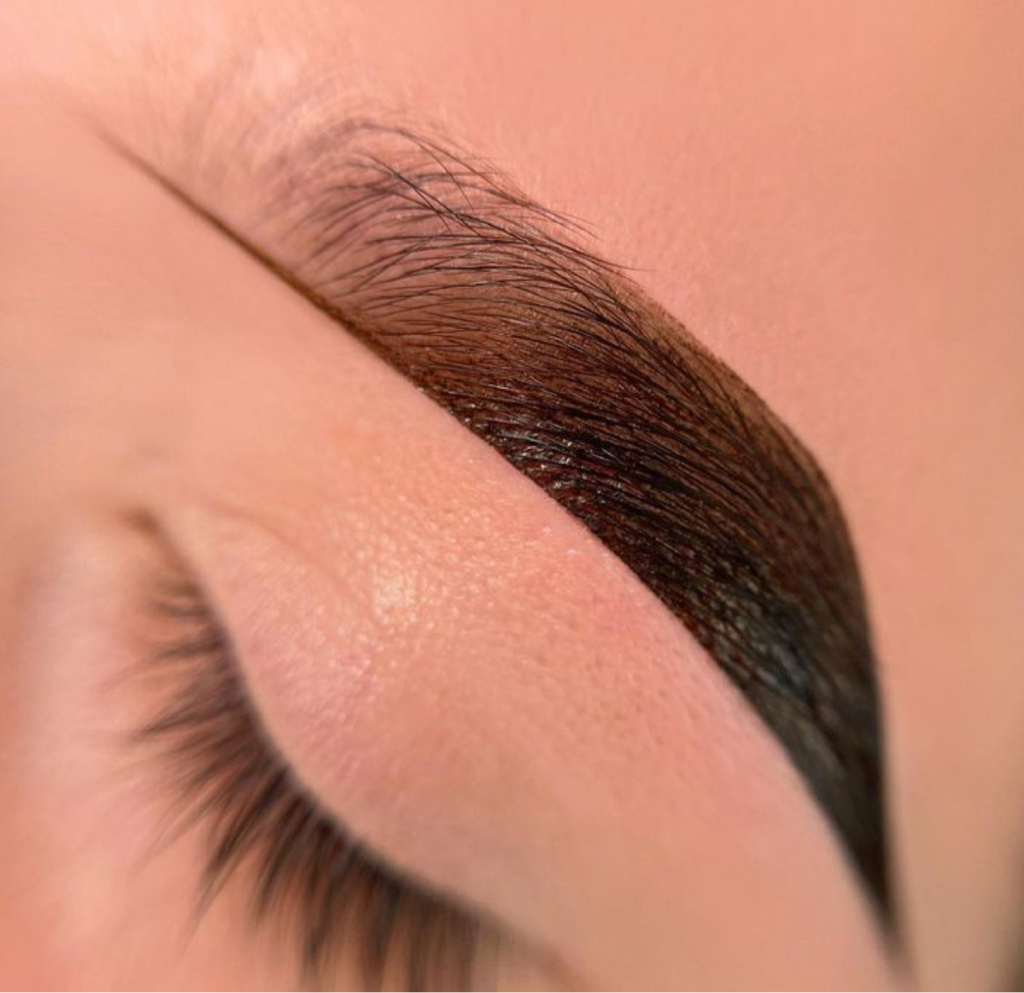 Окрашивание бровей