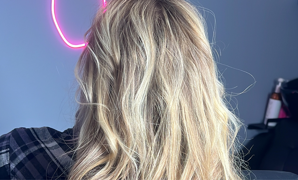 Тотал блонд Окрашивание Корней до 2см 3.000₽ Корни больше 2см 5.000₽ Тотал блонд 7.000₽