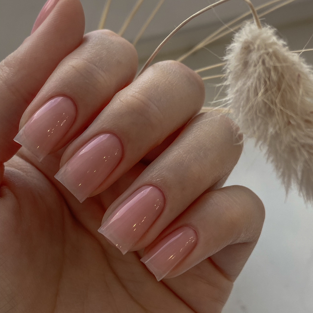 Пилочный маникюр с однотонным покрытием