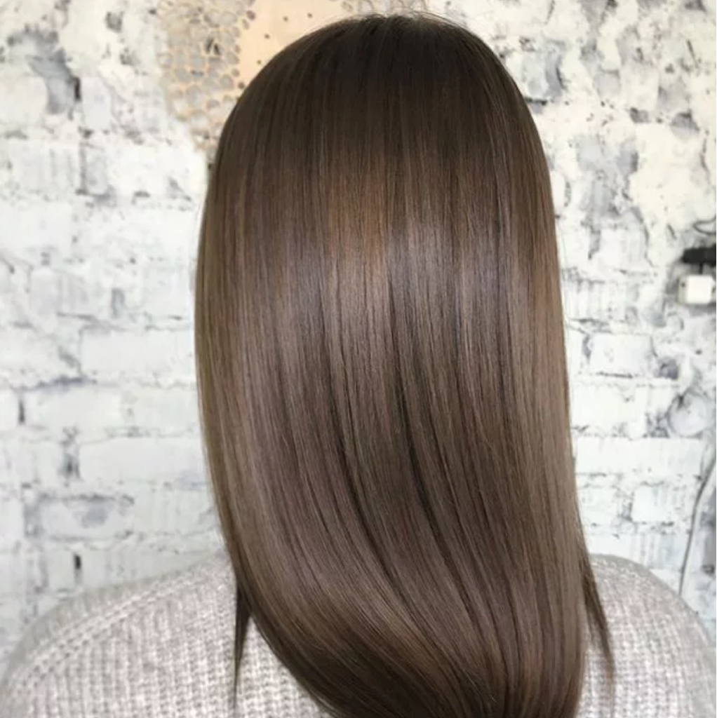 Однотонное окрашивание волос (мытье сушка укладка) по плечи.  За длину доплата 500-2000₽