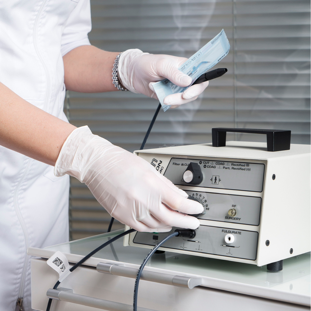 Удаление доброкачественных новообразований кожи/слизистых с применением аппарата радиоволнового воздействия Сургитрон (США) Папиллома, кератома, бород