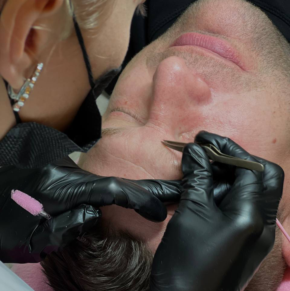 Мужская коррекция бровей пинцетом/воском