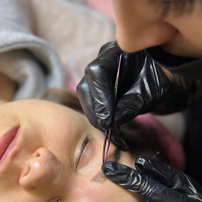 Коррекция бровей ( пинцет/воск Lycon) без окрашивания