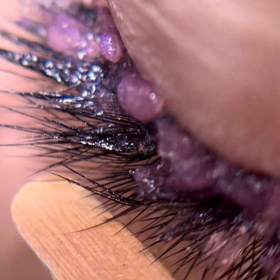 Снятие наращенных ресниц