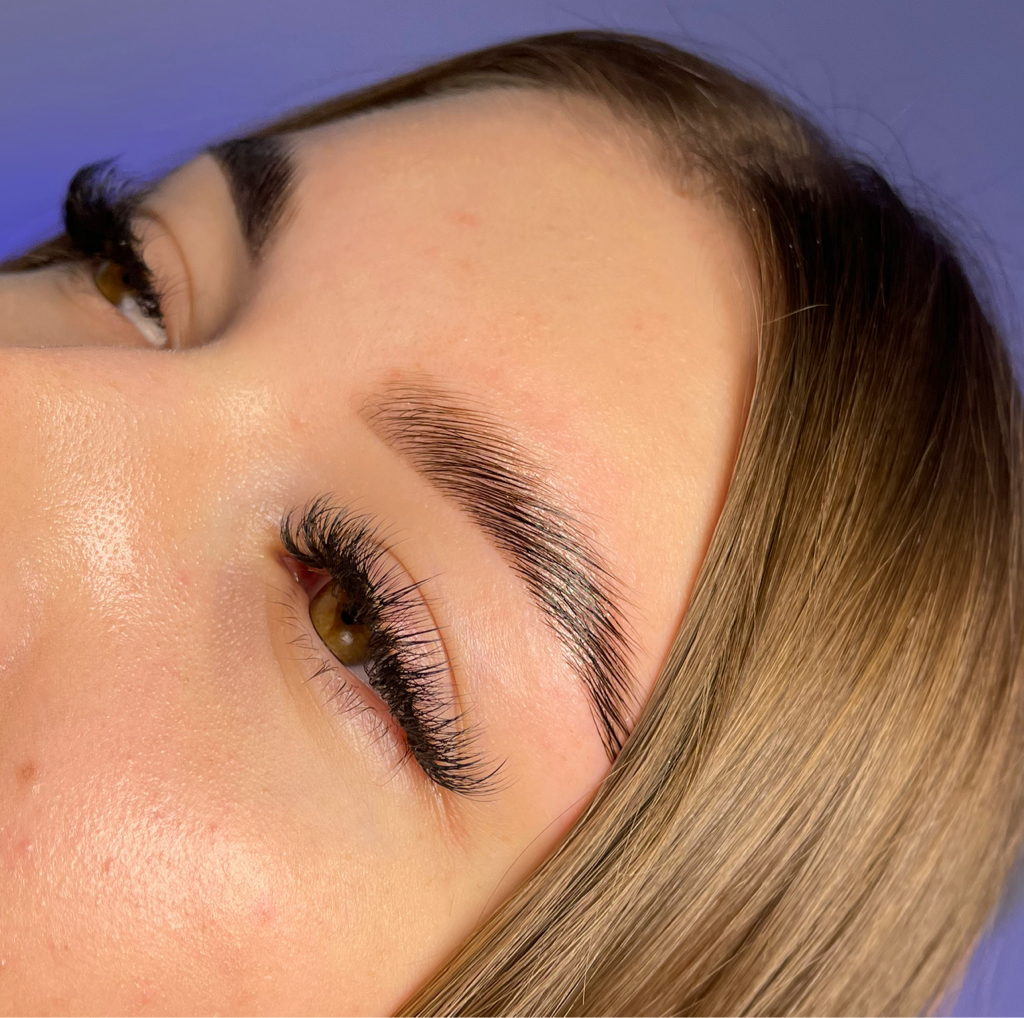 Laminare sprâncene fără vopsire și stilizare