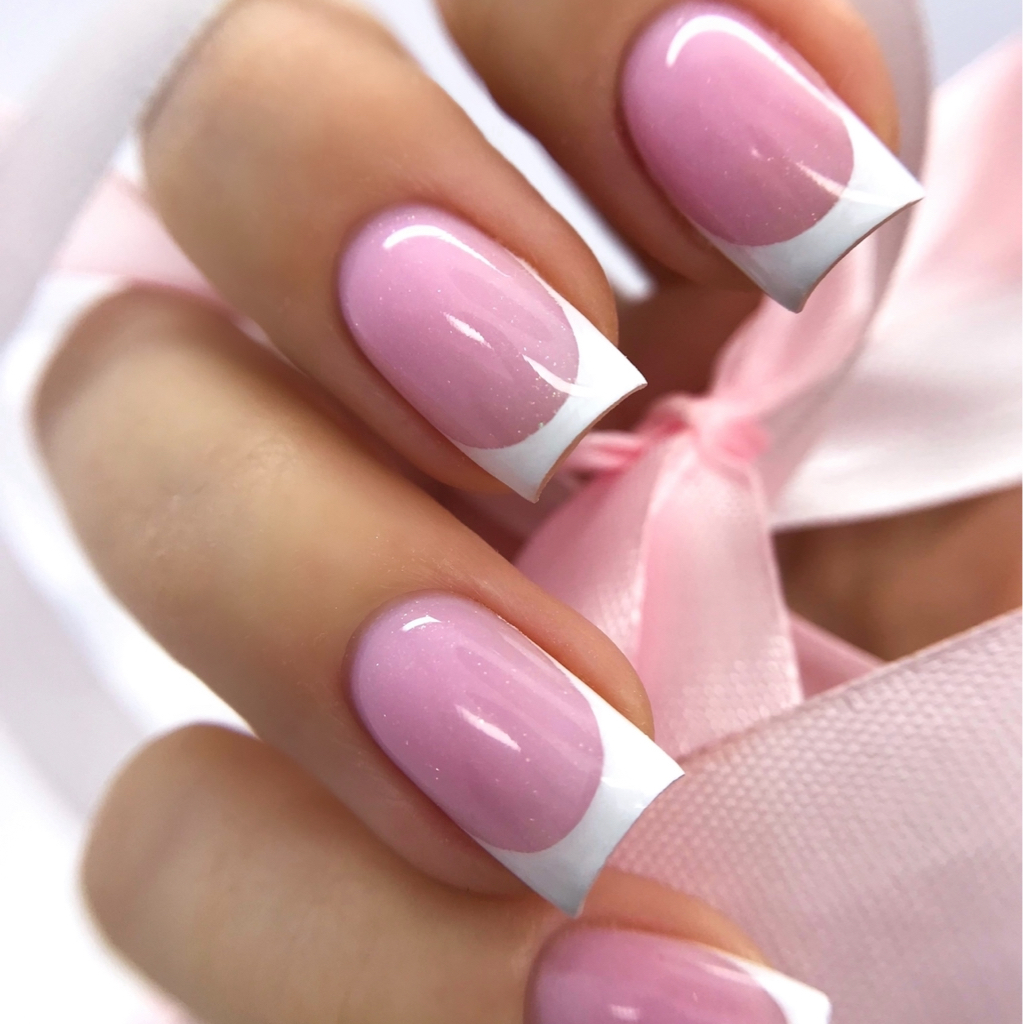 Маникюр с покрытием френч