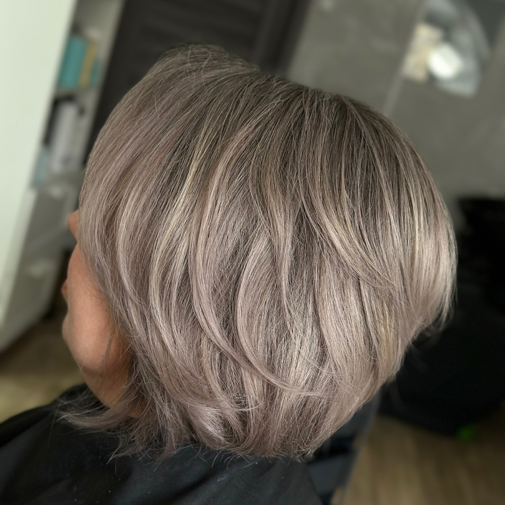 Обновление растяжки цвета на корнях или на длине до плеч