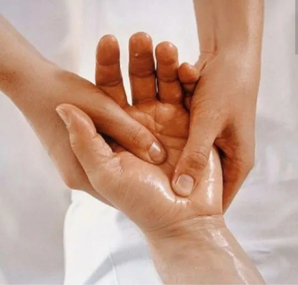 Массаж рук свечой