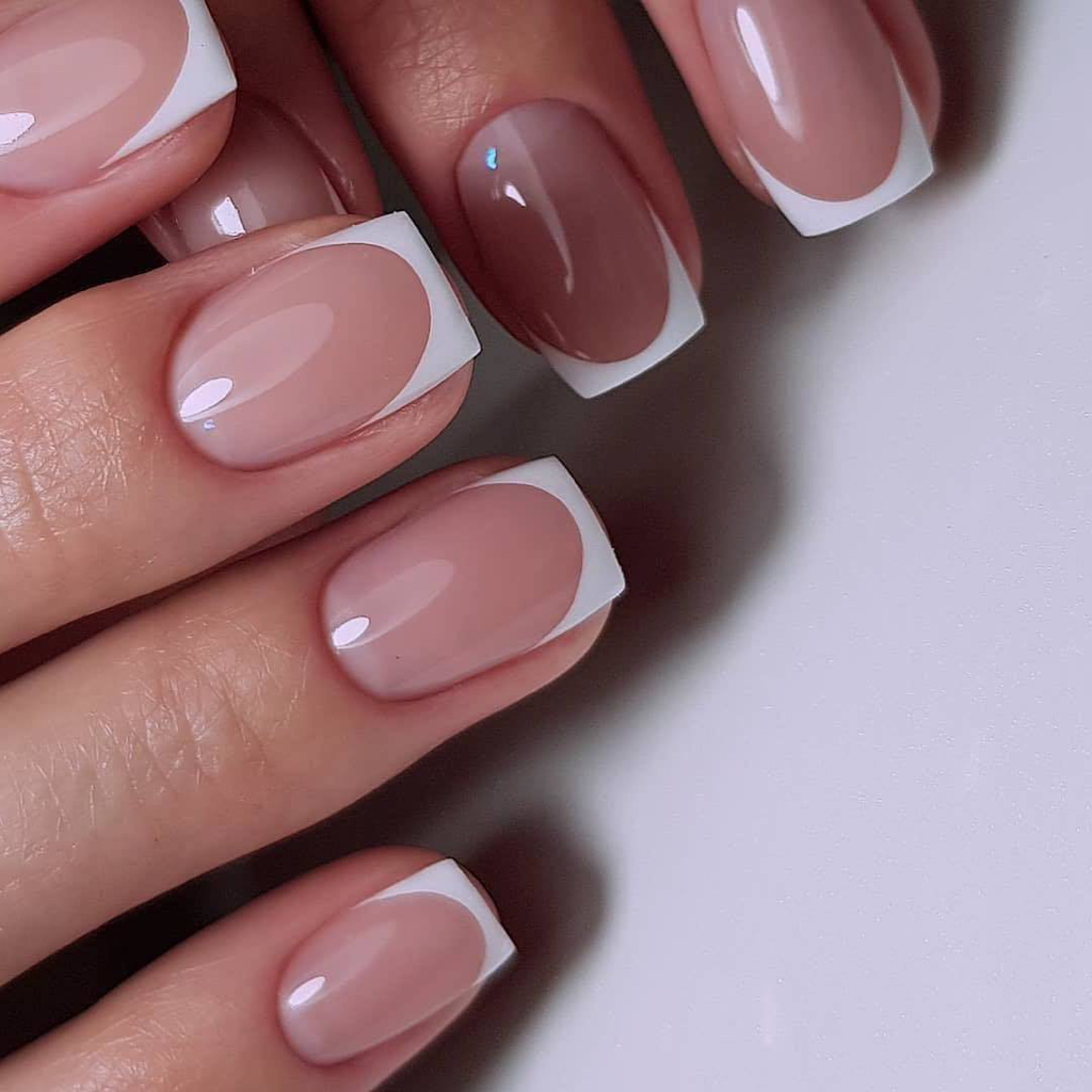 Френч на ногтях.