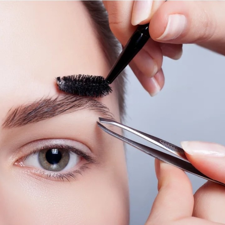 Коррекция бровей (пинцет/ нить)