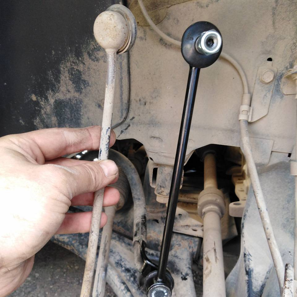 Стойки (линьки) и втулки стабилизатора, замена