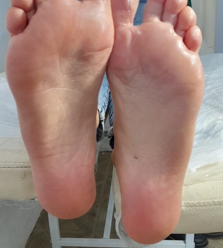 Педикюр с обработкой стоп БЕЗ покрытия.