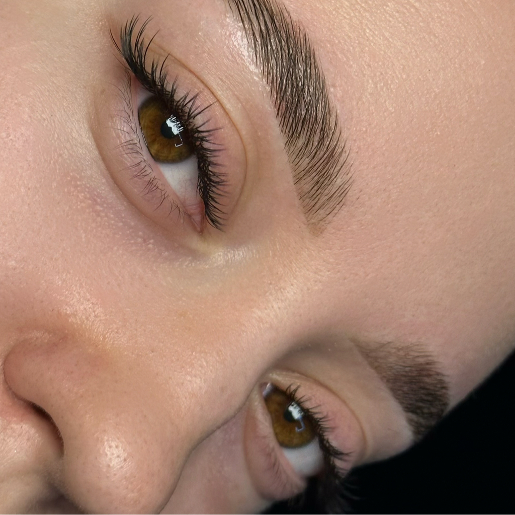 Наращивание ресниц в объеме 1,5D - 2,5D