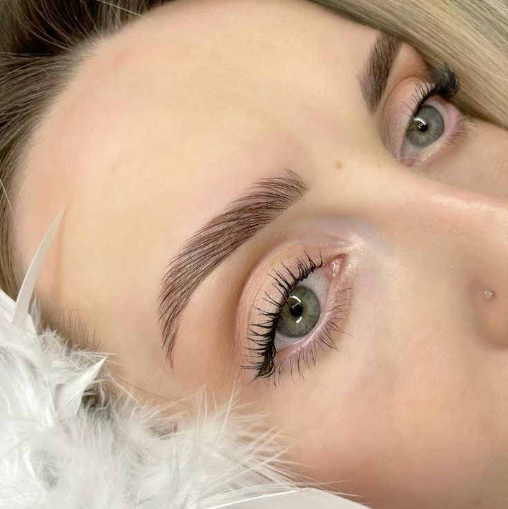 Коррекция и окрашивание бровей краской/хной