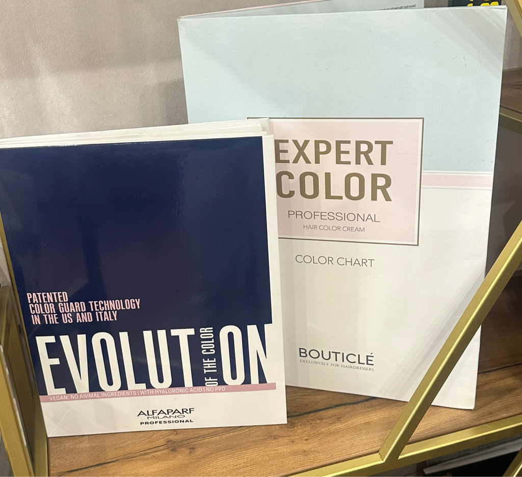 Окрашивание волос в один тон средняя длина., до плеч ) Краситель AlFAPARF  Италия и Bouticlle Италия( цены указаны без учета красителя ).