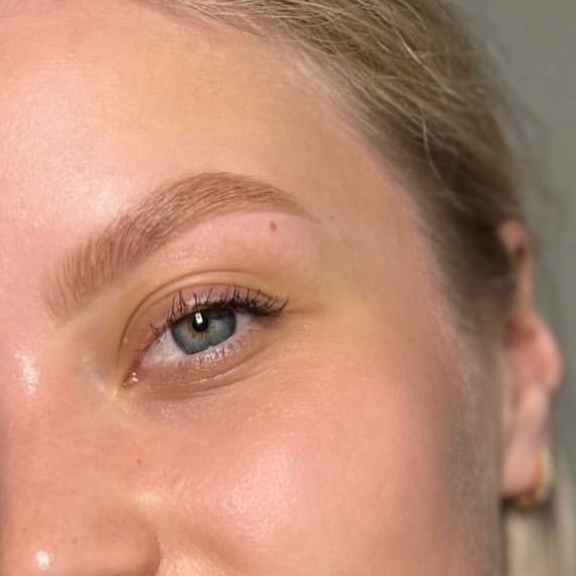 Brow dyeing (+correction OR lamination)/Окрашивание бровей (+коррекция ИЛИ ламинирование)