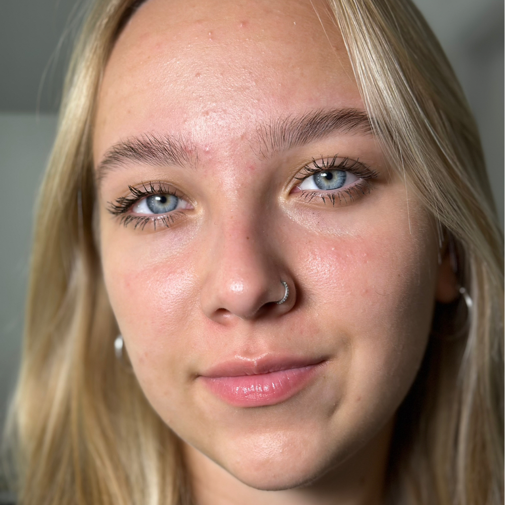 Оформление бровей (Очищение + подготовка кожи + моделирование формы + окрашивание краской + коррекция воском и пинцетом + раскладка волоса)