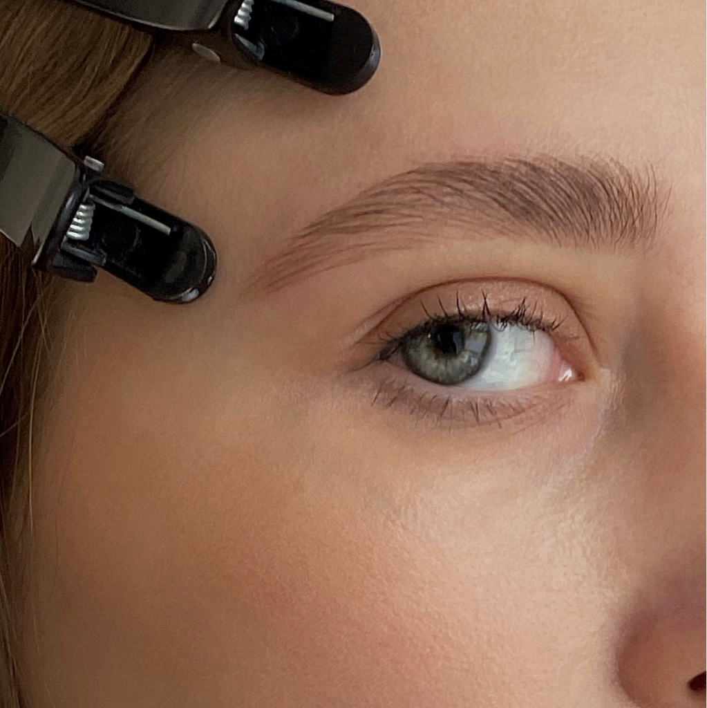 Окрашивание бровей 
*без коррекции