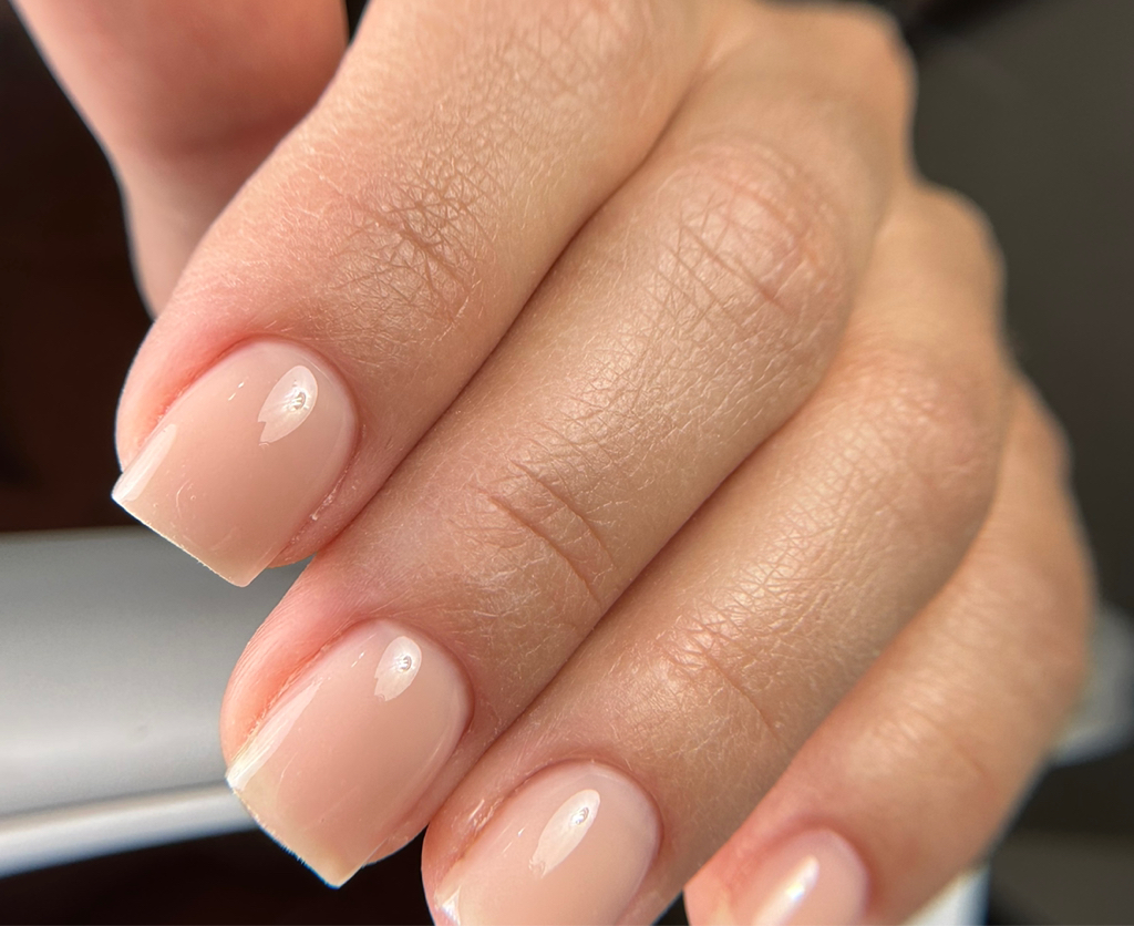 Комби.маникюр с покрытием  камуфлирующим гелем,цвет(длина до 1-2 мл)Без восстановления и ремонта.