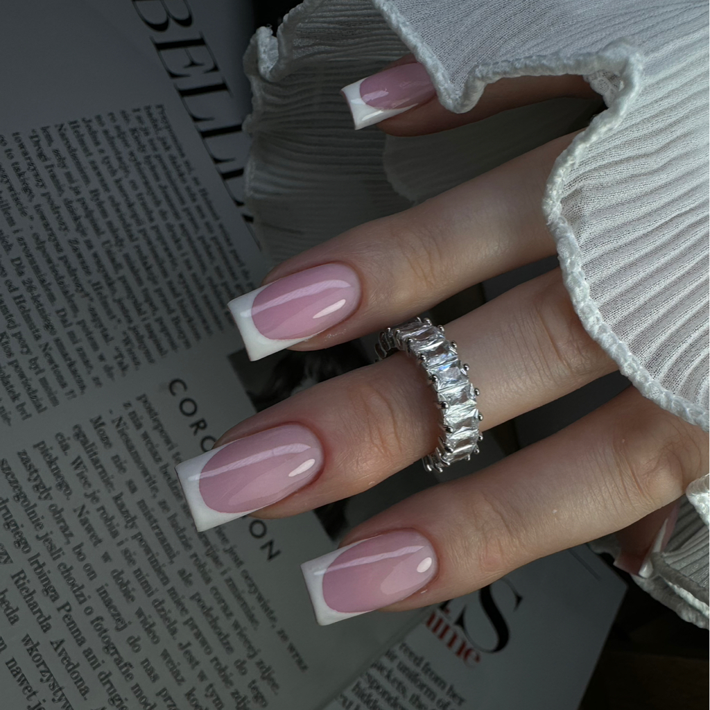 Маникюр с покрытием френч