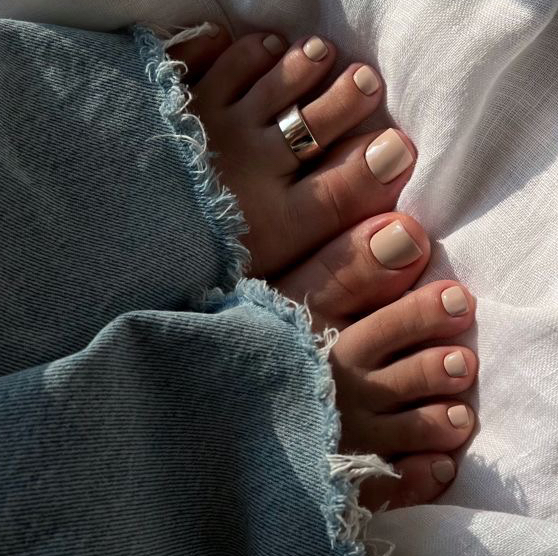 Полный педикюр с покрытием.