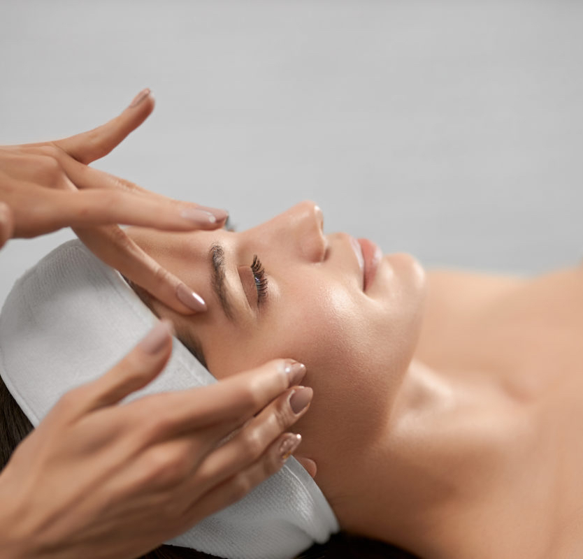 Классический массаж лица и зоны декольте