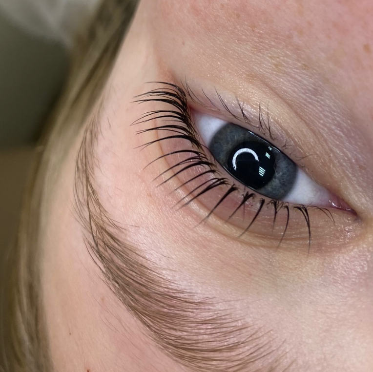 Комплекс: Ламинирование ресниц с окрашиванием и протеиновым восстановлением + коррекция, окрашивание бровей